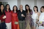 Nisha Jamwal at Zoya Christmas special hosted by Nisha Jamwal in Kemps Corner, Mumbai on 20th Dec 2012 (17).JPG